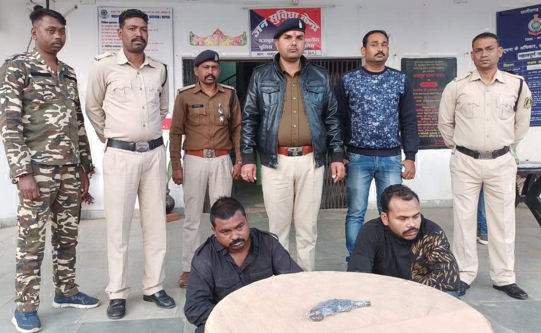 देशी कट्टा लहराकर धमकाने के आरोप में 2 बंदी