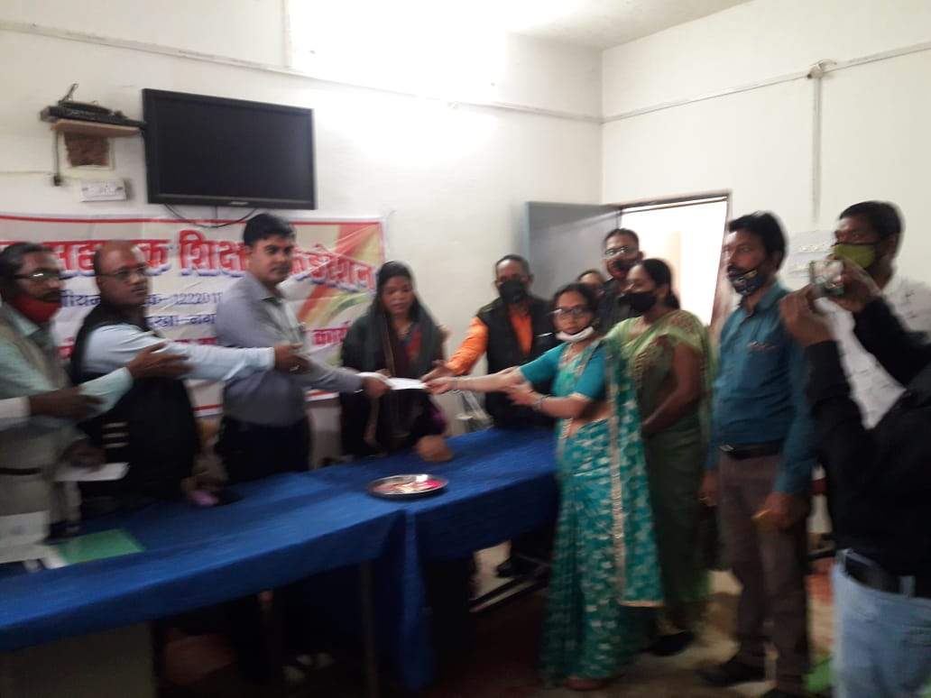 सहायक शिक्षक फेडरेशन ने संवेदना पुष्प राशि का दिया चेक