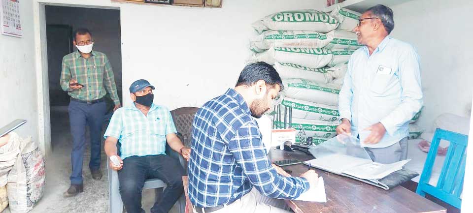 खाद बिक्री में मिली गड़बड़ी, दुकानें सील