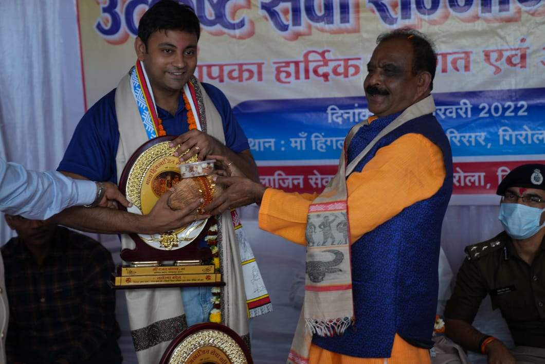 मंदिर में चोरी के आरोपी पकड़ाए, अधिकारी-कर्मियों का सम्मान