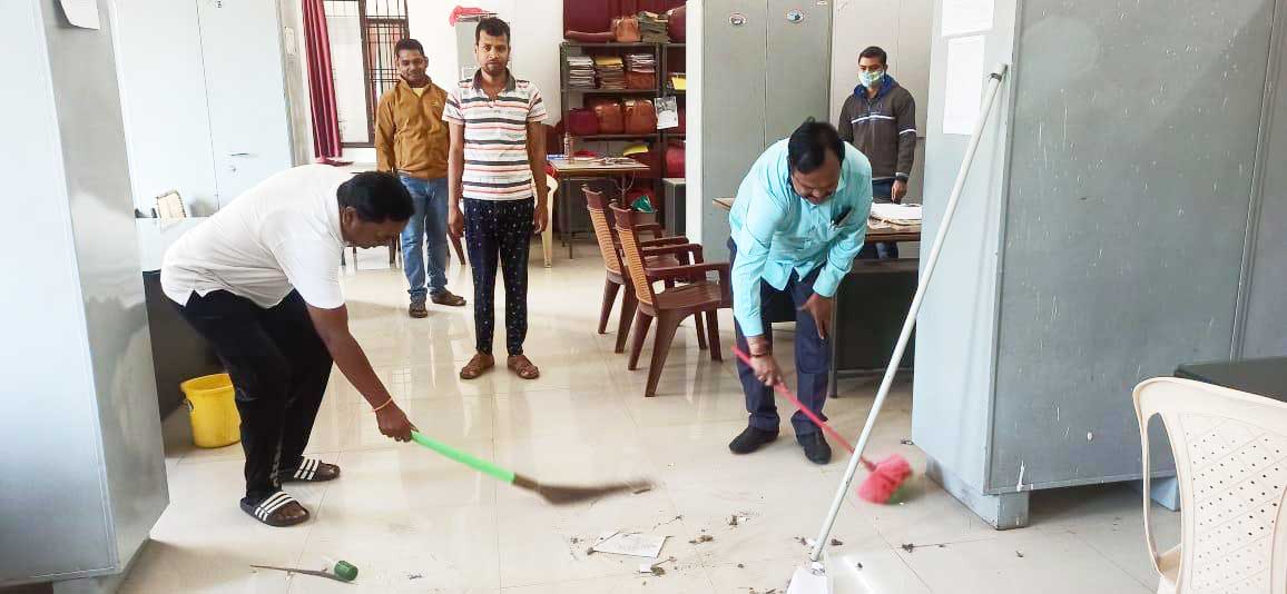 कलेक्टर ने लगाई झाड़ू, कार्यालयों में साफ-सफाई