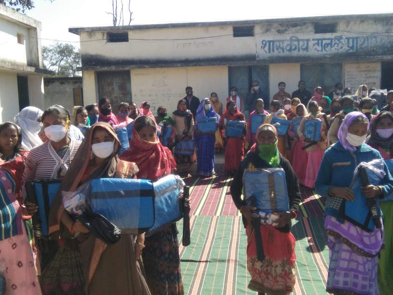 मितानिनों को बैग-छाता वितरित