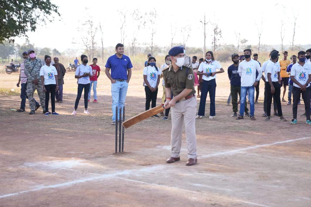 कलेक्टर-एसपी ने लगाए चौके-छक्के