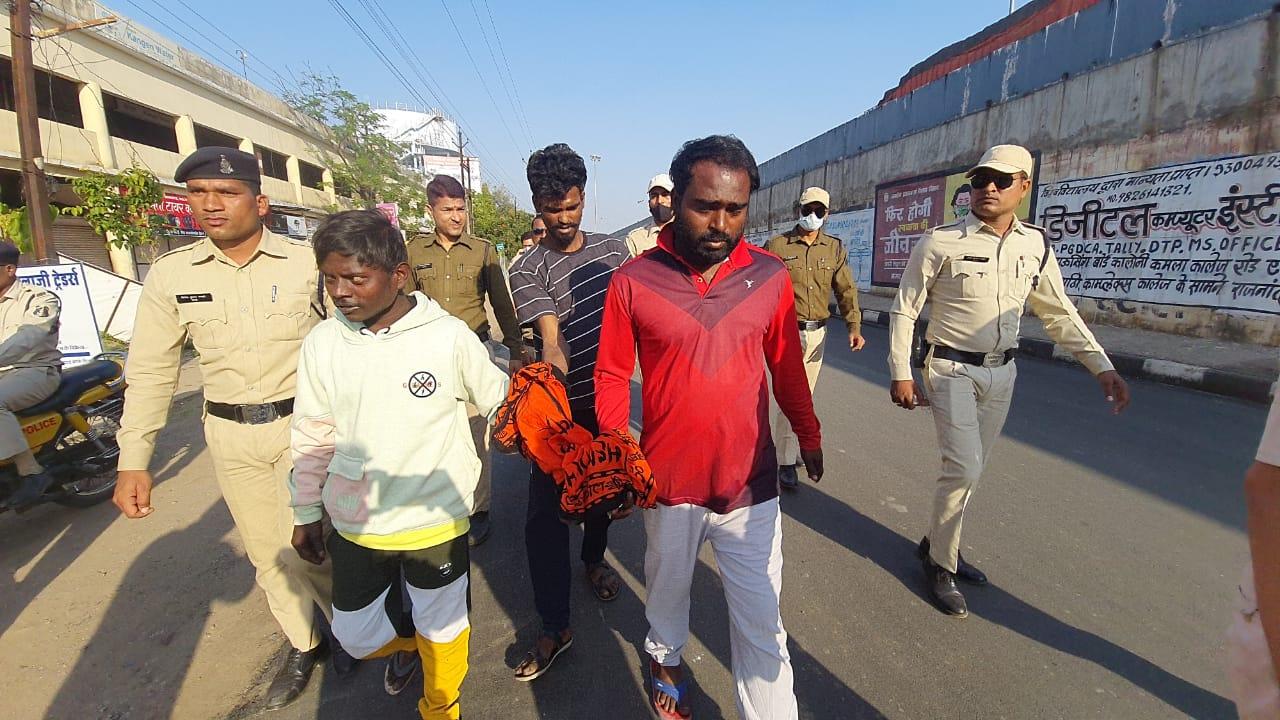 यातायात सिपाही से सरेराह मारपीट,  पुलिस ने आरोपियों का निकाला जुलूस