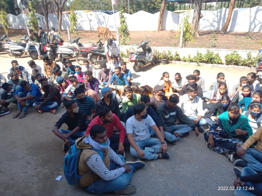 ऑनलाईन परीक्षा की मांग को लेकर दिया धरना