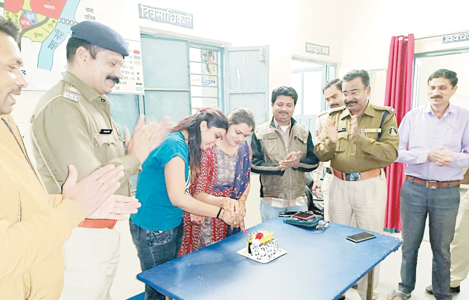 राष्ट्रीय महिला दिवस पर दो महिला पुलिस कर्मी सम्मानित राष्ट्रीय महिला दिवस पर दो महिला पुलिस कर्मी सम्मानित