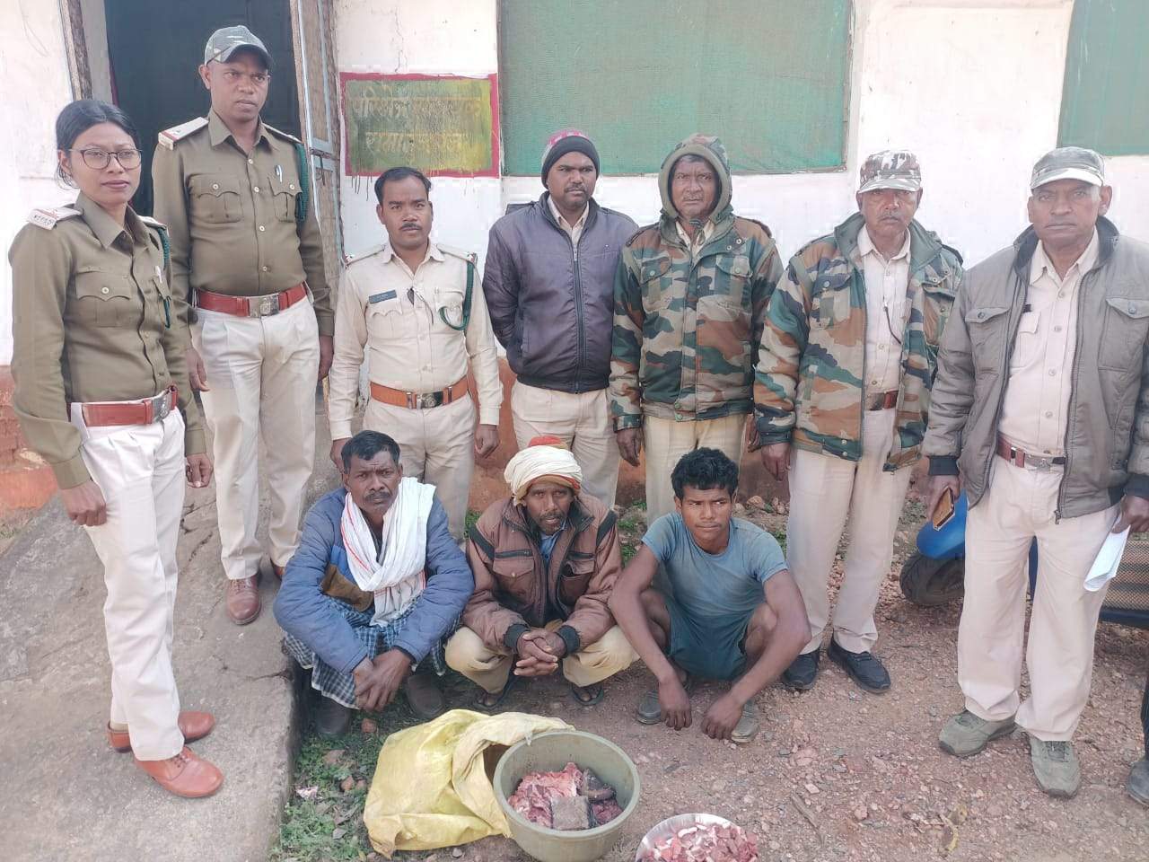 हिस्सा नहीं मिलने पर दी सूचना जंगली सूअर मांस के साथ 3 बंदी