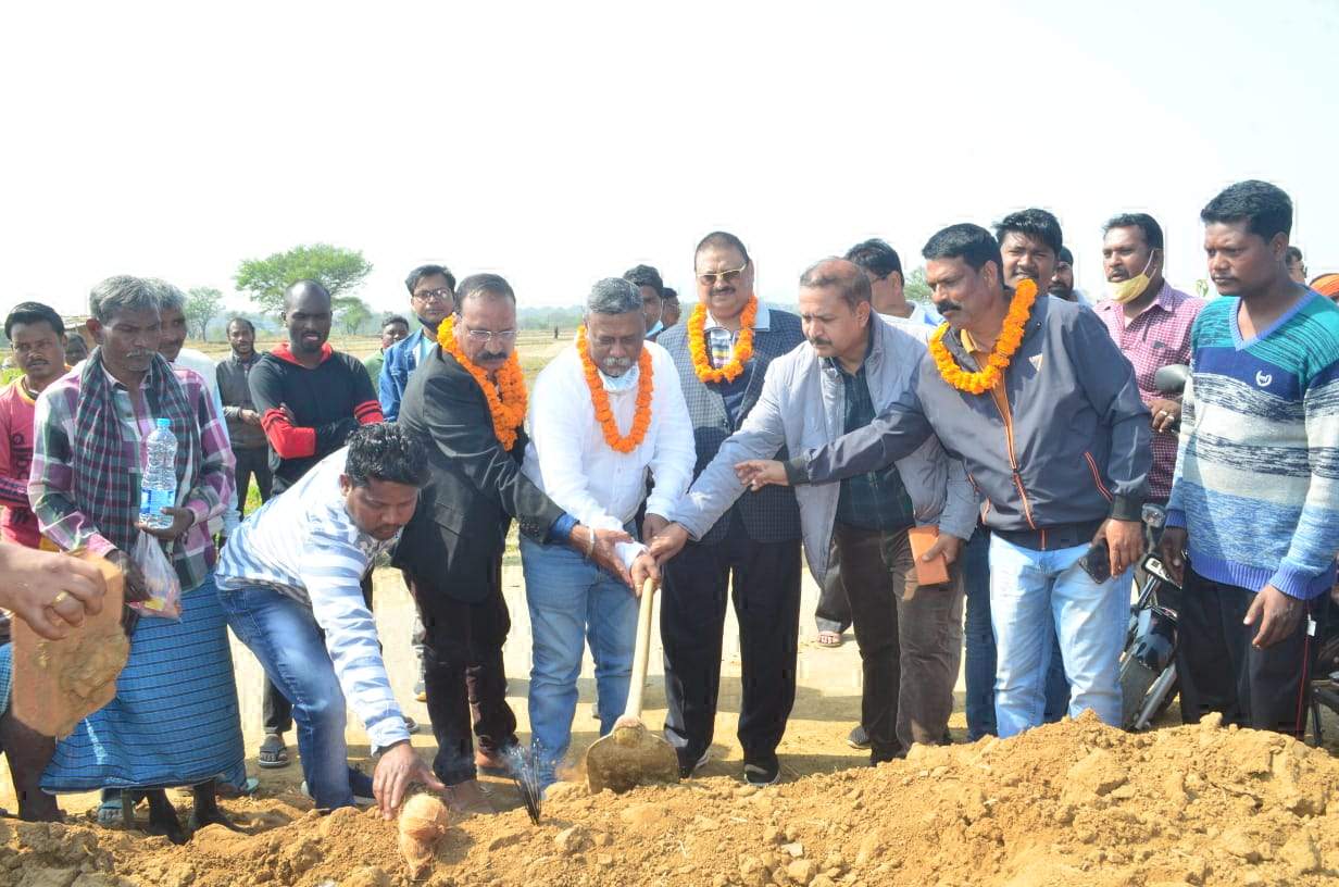 सडक़, नाली व सामुदायिक भवन के लिए भूमिपूजन