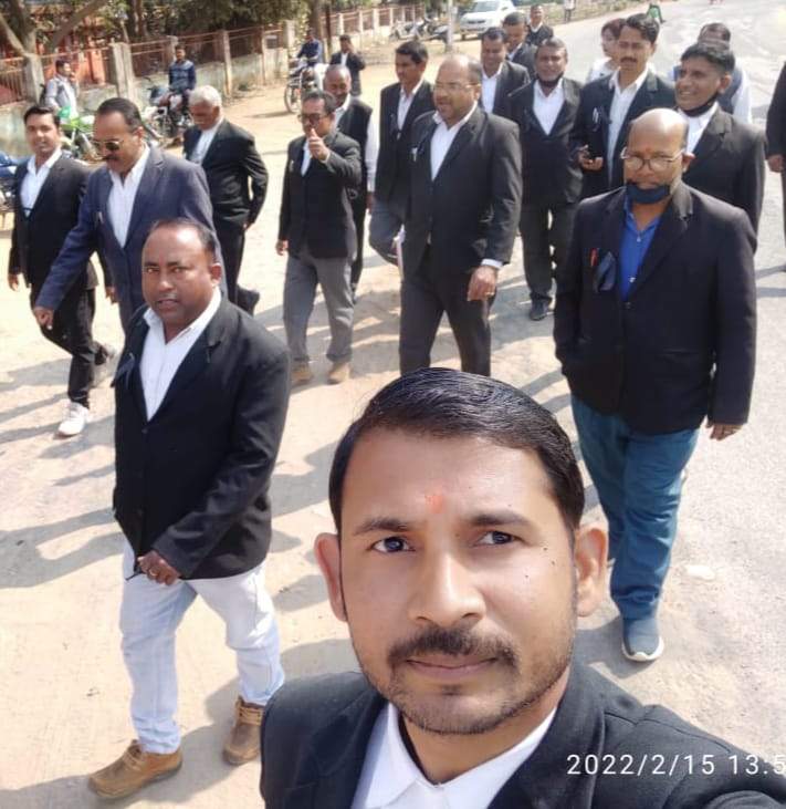 वकीलों ने काला फीता बांधकर किया प्रदर्शन, सौंपा ज्ञापन