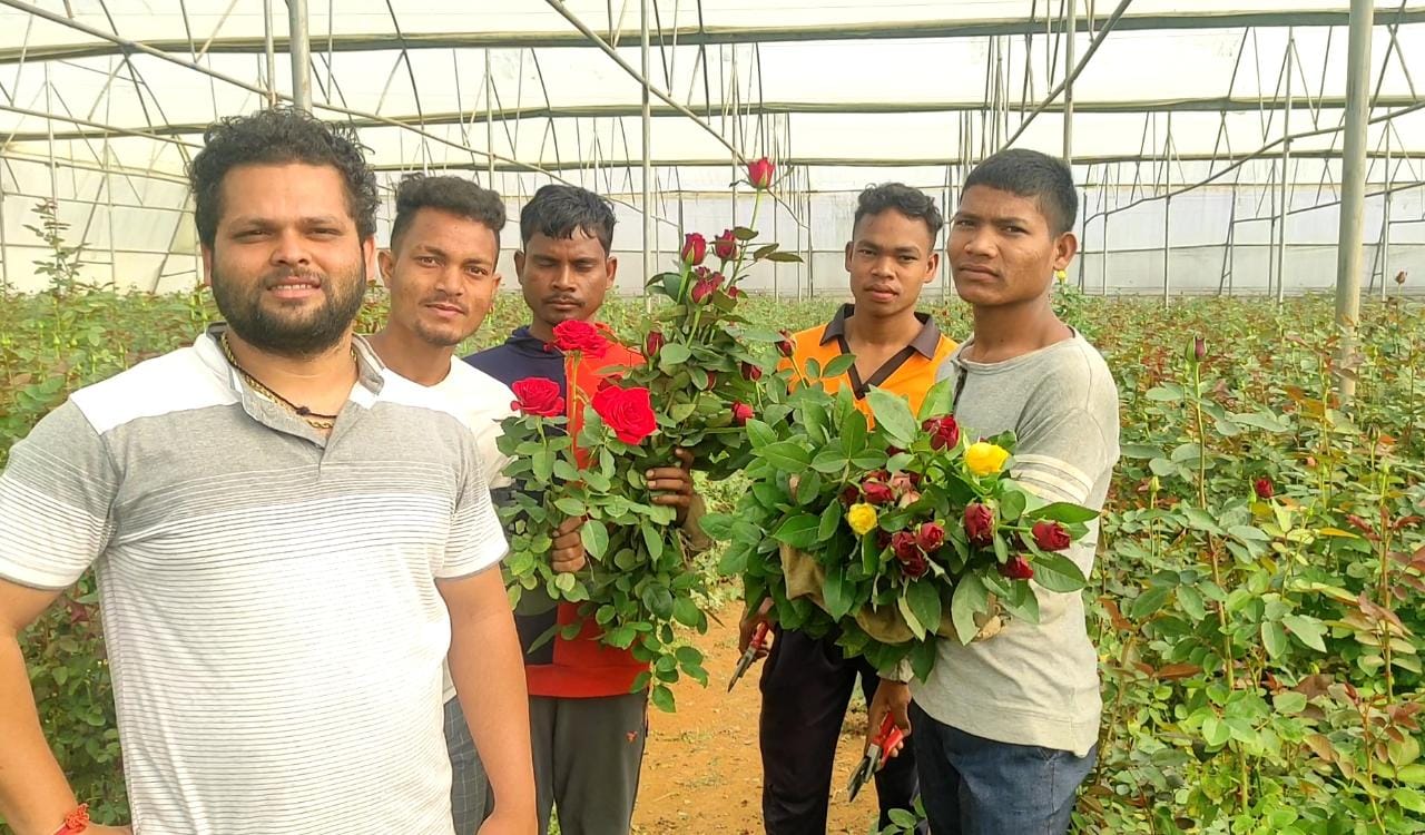 लाखों का पैकेज छोड़ फूलों की खेती कर रहा इंजीनियर अमर