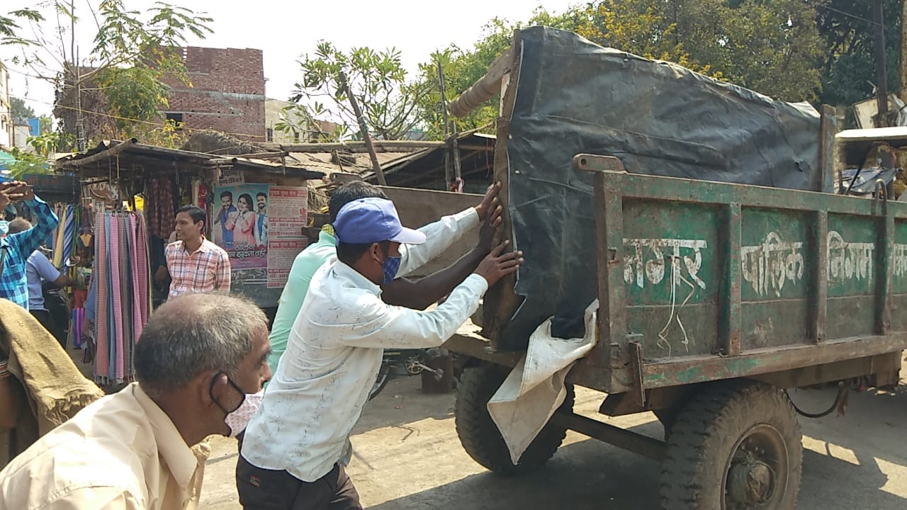 सडक़ पर कारोबार, टीम ने हटाया, सामानों की जब्ती भी