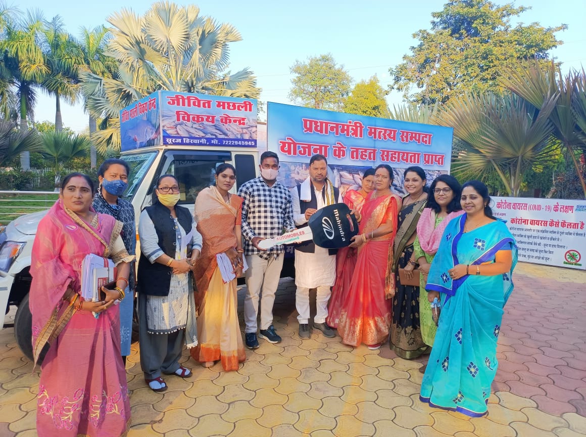 मत्स्य किसान को सौंपी वाहन की चाबी