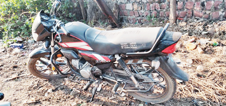 पुलिस को देख चोर पटरी पर बाइक छोड़ भागा