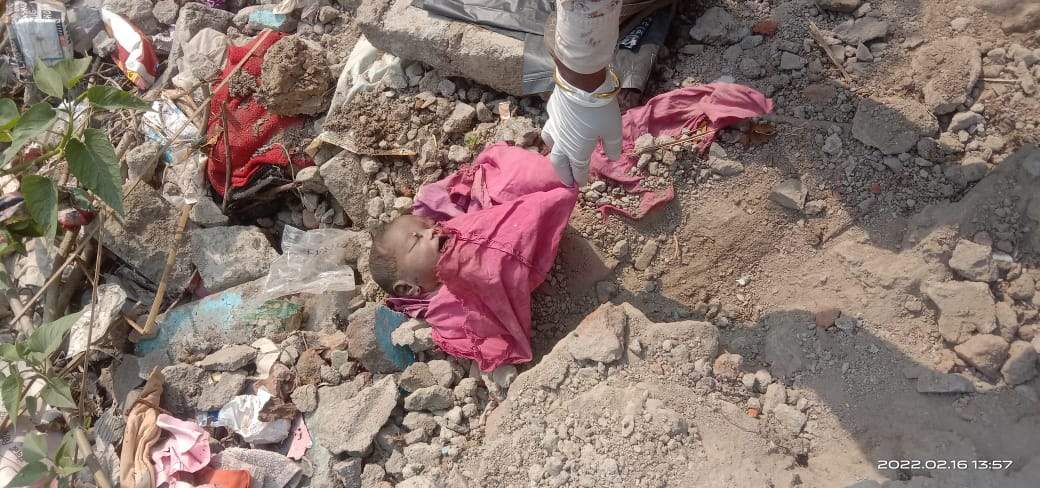 शिशु को आधा जमीन में किया दफन, कहराते तोड़ा दम