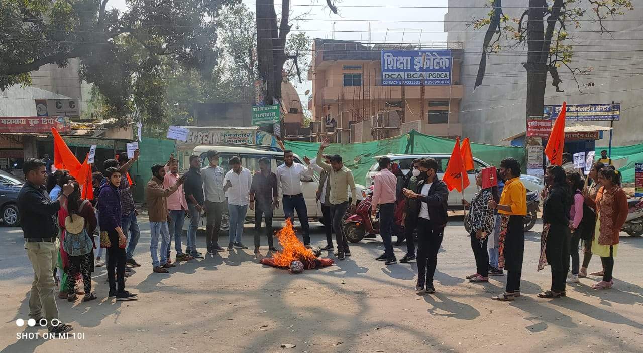 अभाविप ने तमिलनाडु सरकार का फूंका पुतला