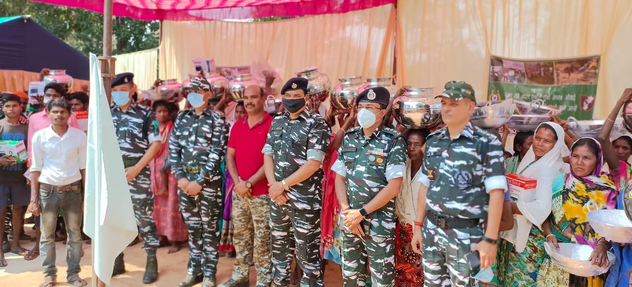 सिविक एक्शन प्रोग्राम में ग्रामीणों को दिये सामान, स्वास्थ्य शिविर भी