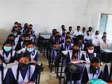 10वीं-12वीं के विद्यार्थियों को दी जा रही उपचारात्मक शिक्षा