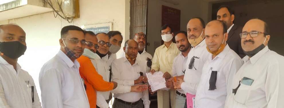 राजस्व कर्मियों और वकीलों की लड़ाई का असर कुरूद में भी