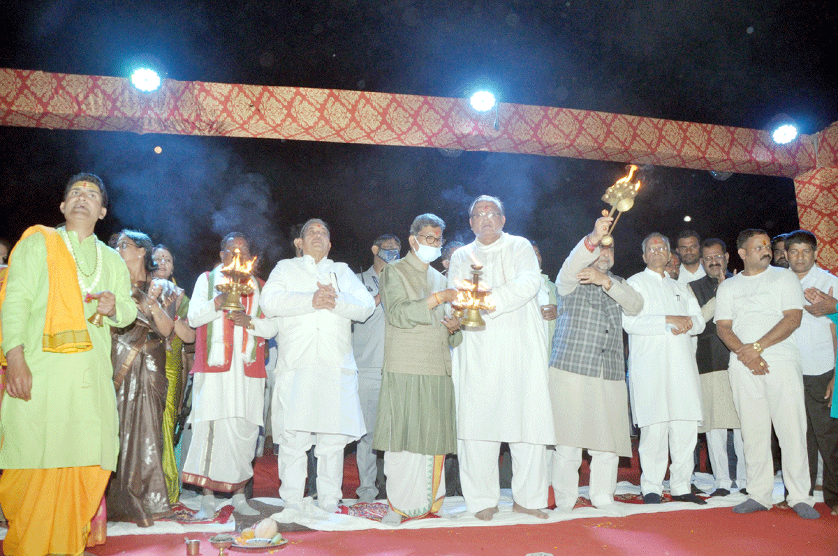 विधानसभा अध्यक्ष ने की महानदी की महाआरती विधानसभा अध्यक्ष ने की महानदी की महाआरती
