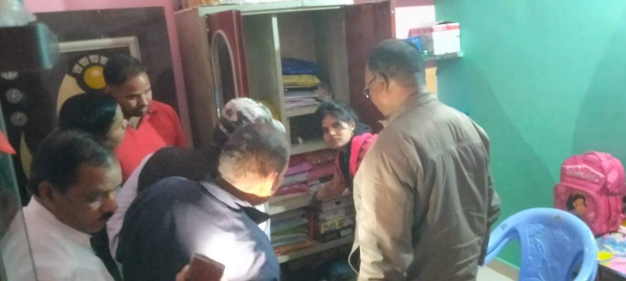 शिक्षक के घर नगद सहित 9 लाख के जेवर की चोरी