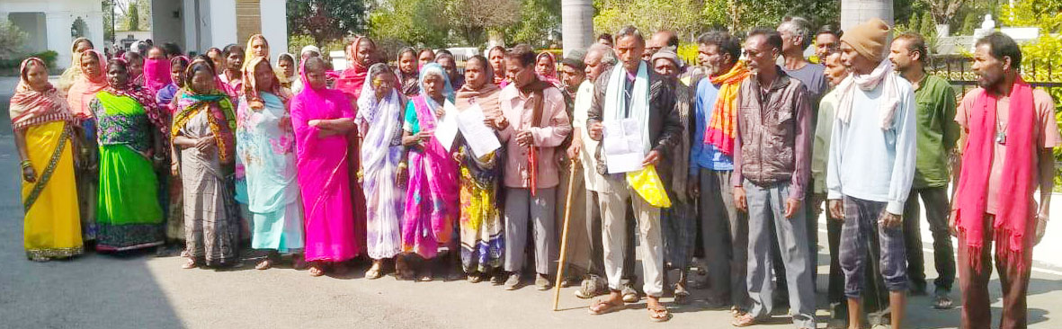 महामाया पहाड़ में निवासरत लोगों में बेदखली का डर, कलेक्टर को सौंपा ज्ञापन