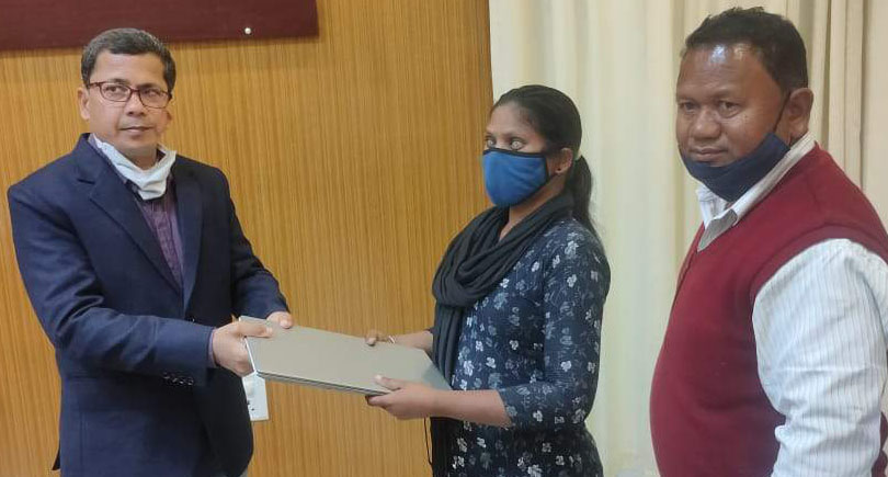 दिव्यांग माधुरी को मिला लैपटॉप