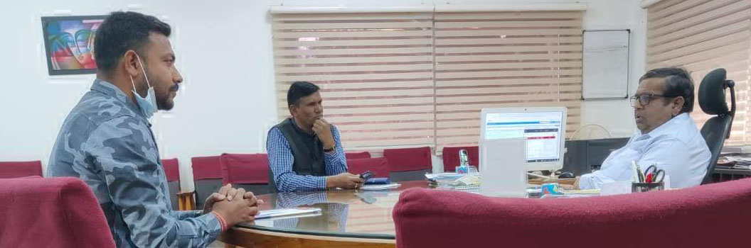 ट्रेन बढ़ाने व स्टेशन की पार्किंग सुविधा की मांग को ले सौंपा ज्ञापन