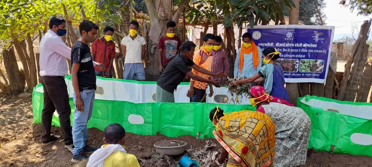 जैविक खाद के उपयोग के महत्व को बताने किसानों को दिया प्रशिक्षण