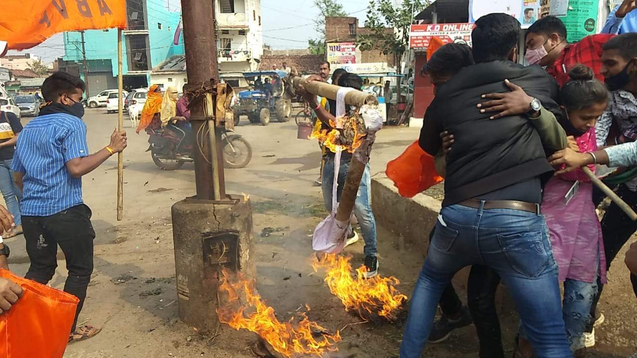 अभाविप ने किया तमिलनाडु के सीएम का पुतला दहन