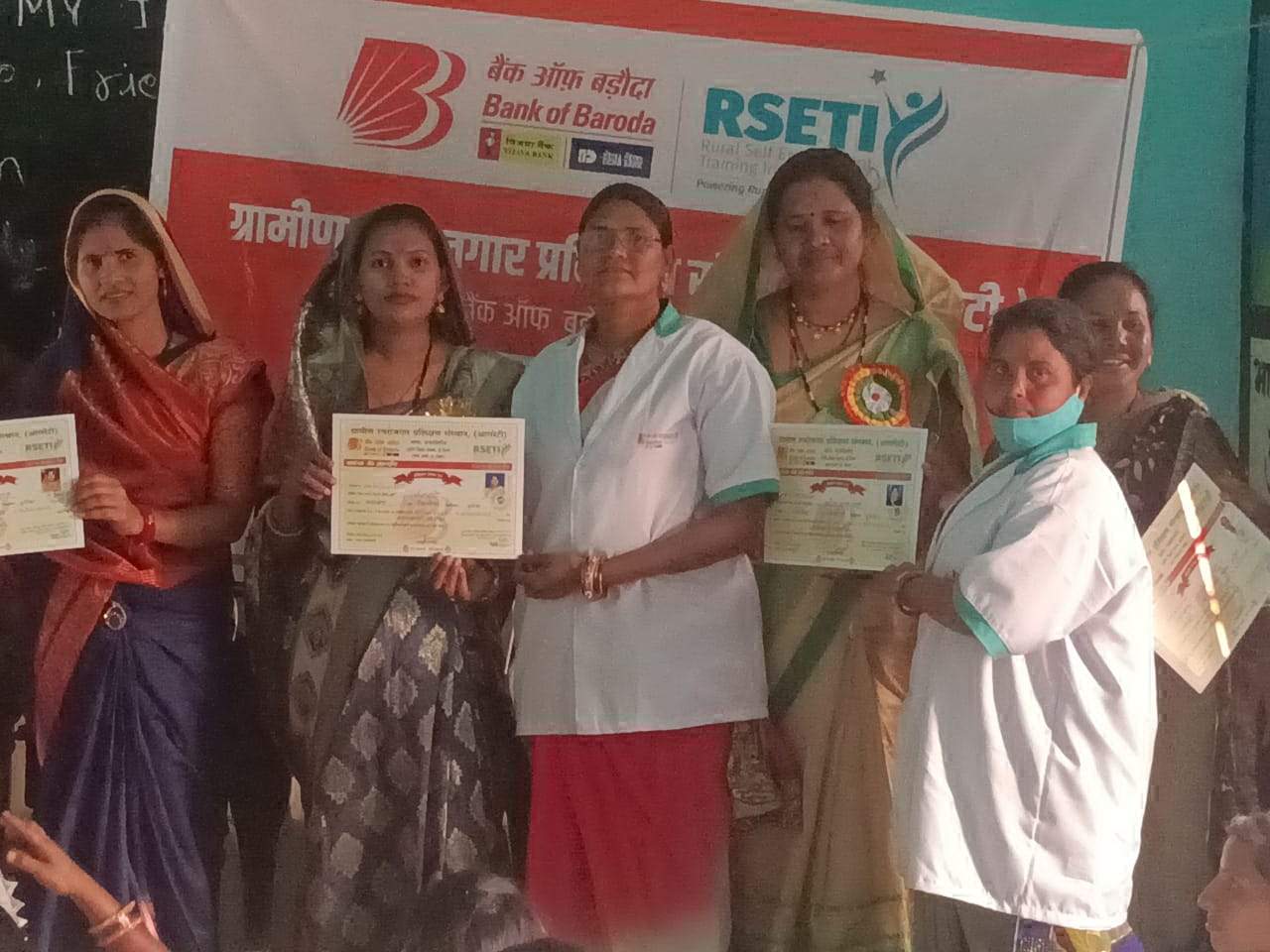 आत्मनिर्भर बनने प्रशिक्षण जरूरी