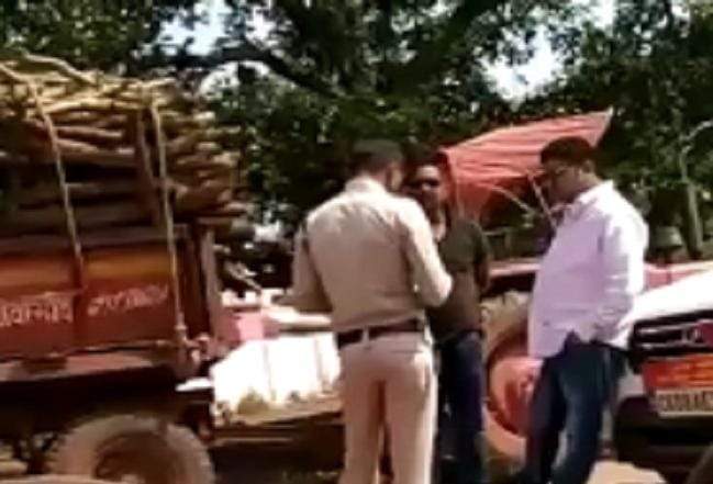 ट्रैक्टर रोकने पर कांग्रेस नेता का गाली देते वीडियो वायरल, जुर्म दर्ज ट्रैक्टर रोकने पर कांग्रेस नेता का गाली देते वीडियो वायरल, जुर्म दर्ज