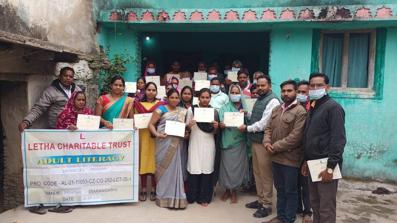 पचपेड़ी उपसरपंच के हाथों प्रमाण पत्र वितरण