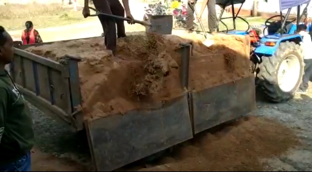 रेत मेें छिपाकर लकड़ी तस्करी, 30 चिरान सहित ट्रैक्टर जब्त