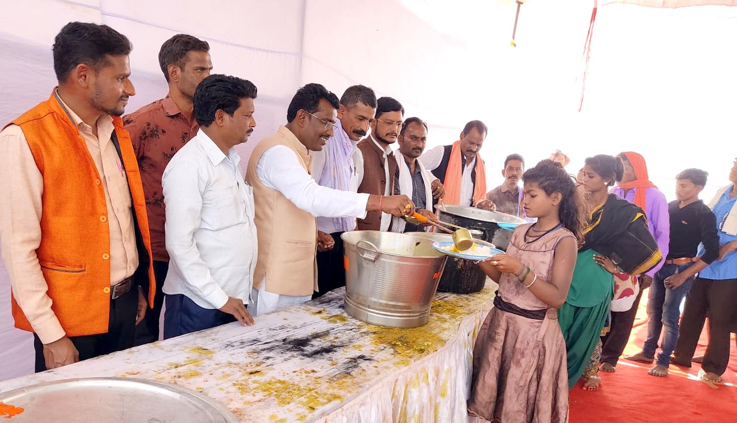 राजिम भक्तिन माता मंदिर समिति के भंडारे में श्रद्धालु ले रहे भोजन प्रसादी राजिम भक्तिन माता मंदिर समिति के भंडारे में श्रद्धालु ले रहे भोजन प्रसादी