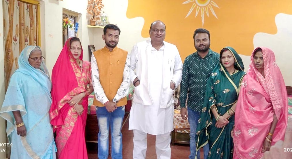 नवदंपत्ति को राजस्व मंत्री ने दिया आशीर्वाद नवदंपत्ति को राजस्व मंत्री ने दिया आशीर्वाद