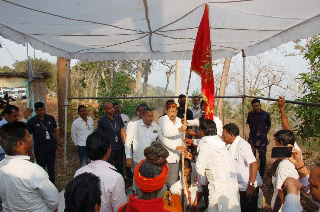 कैबिनेट मंत्री अकबर ने घाटी में मंदिर निर्माण की रखी आधारशिला कैबिनेट मंत्री अकबर ने घाटी में मंदिर निर्माण की रखी आधारशिला