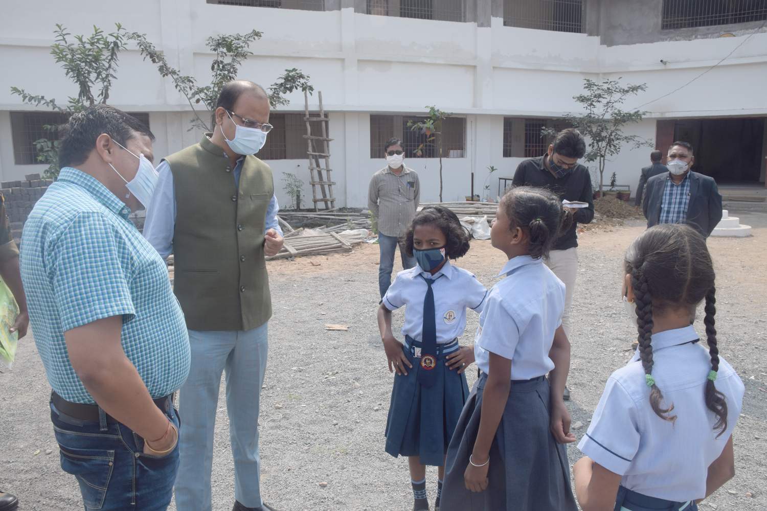 विद्यार्थियों ने अंग्रेजी में सुनाया पहाड़ा, कलेक्टर ने बच्चों को दिए उपहार