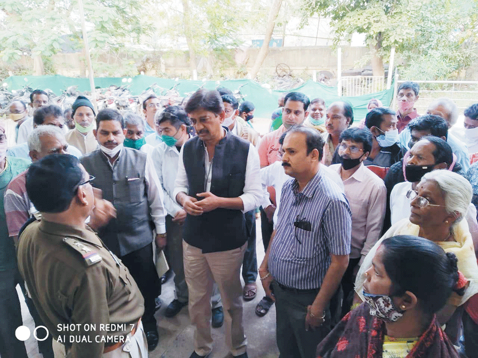 सहारा प्रमुख पर मामला दर्ज की मांग, 25 को नदी मोड़ पर करेंगे चक्काजाम 