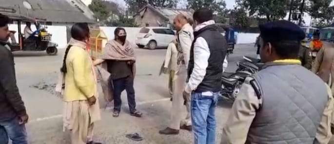 थाने के सामने हत्या के आरोपी की बेटी ने की आत्मदाह की कोशिश