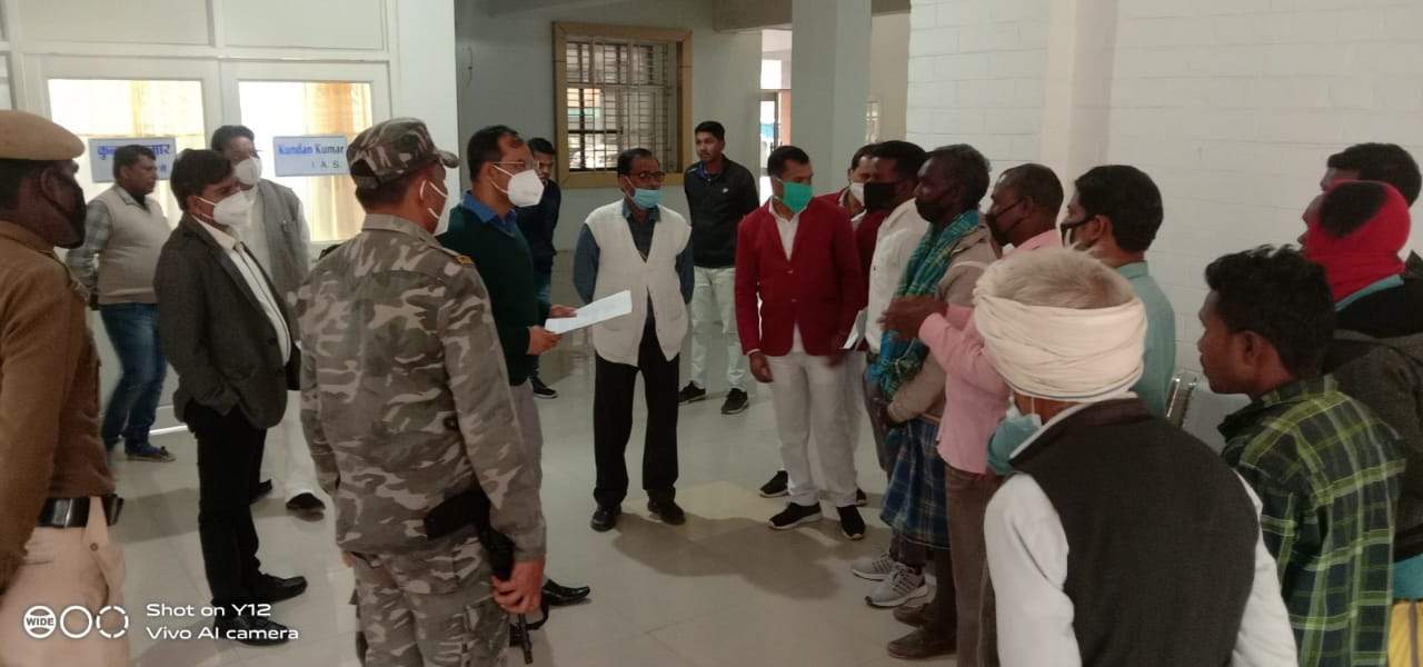 आदिवासियों की कब्जे की भूमि हड़पने की कोशिश, कलेक्टर से शिकायत