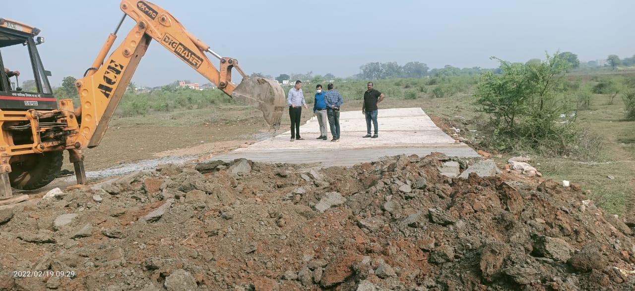 13 एकड़ में अवैध प्लाटिंग, रास्ते को उखाड़ा, मुरूम-गिट्टी जब्त 13 एकड़ में अवैध प्लाटिंग, रास्ते को उखाड़ा, मुरूम-गिट्टी जब्त