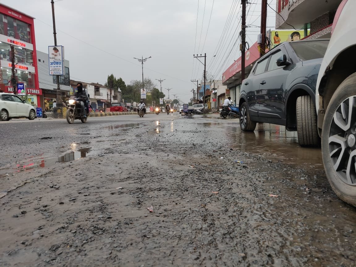 अमृत मिशन का पाइप लीक, सडक़ के बीच से निकला पानी
