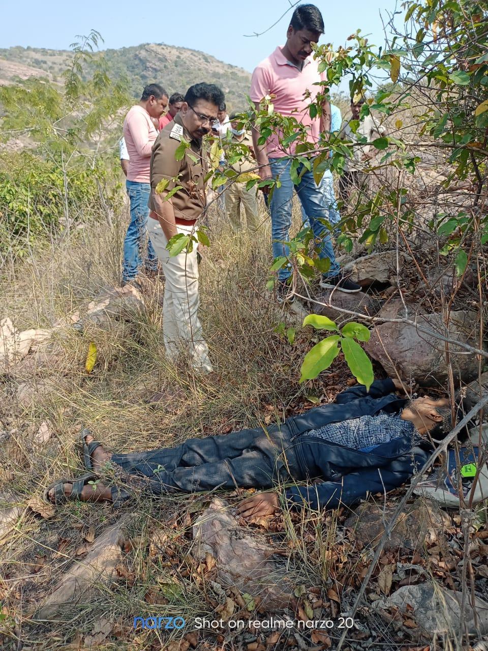 पहाड़ी पर युवक ने कीटनाशक पीकर दी जान पहाड़ी पर युवक ने कीटनाशक पीकर दी जान