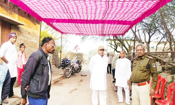 ताड़ीपार में एक परिवार का हुक्का पानी बंद, जायसवाल परिवार ने लगाया आरोप ताड़ीपार में एक परिवार का हुक्का पानी बंद, जायसवाल परिवार ने लगाया आरोप