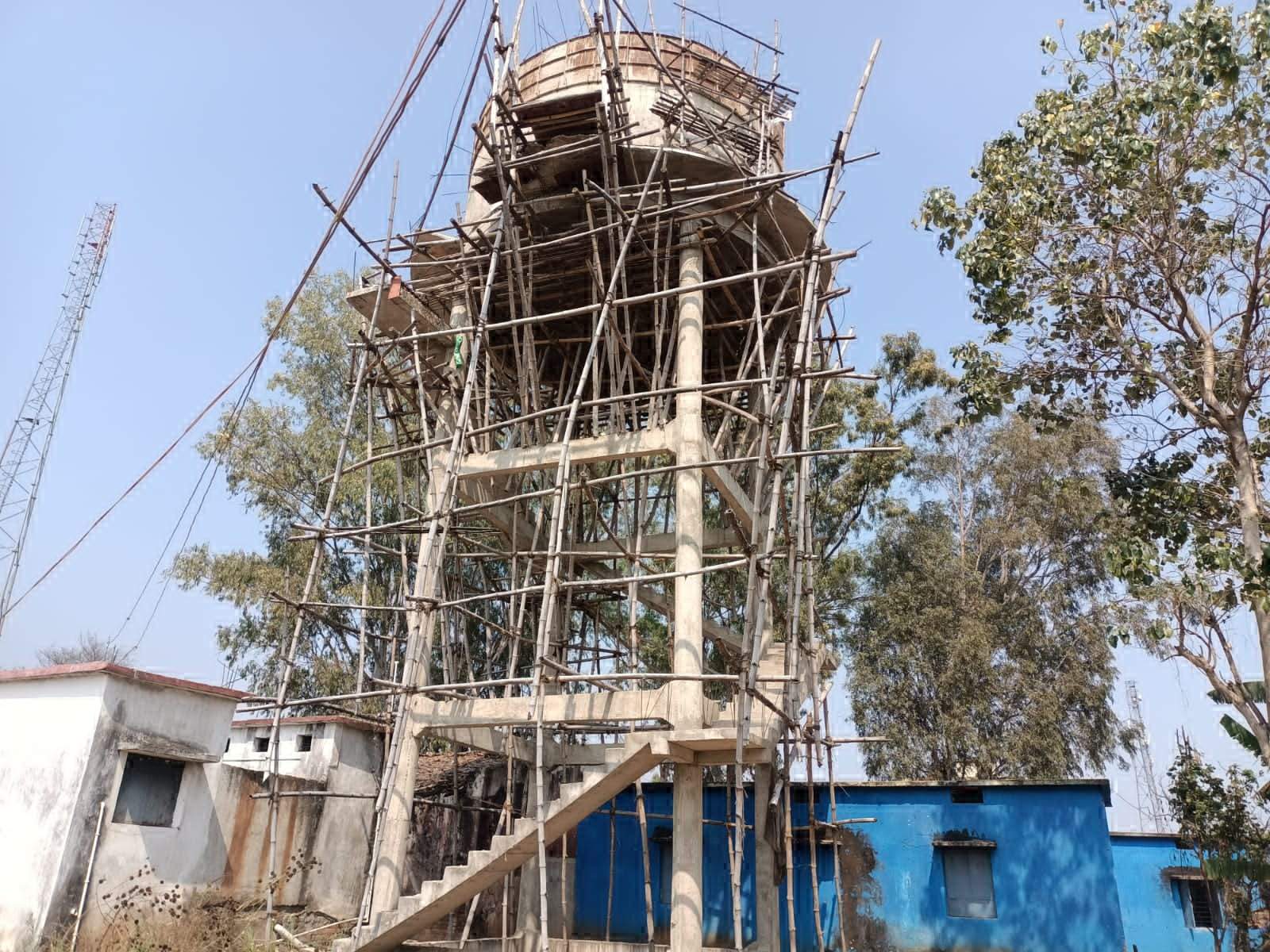 पानी टंकी बनाने छह माह पहले सेंटरिंग, बांस गिर रहे
