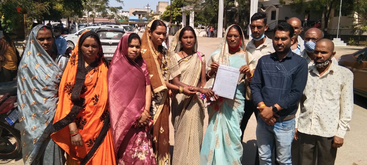 नया स्कूल भवन की मांग लेकर सरपंच-ग्रामीण पहुंचे कलेक्टोरेट