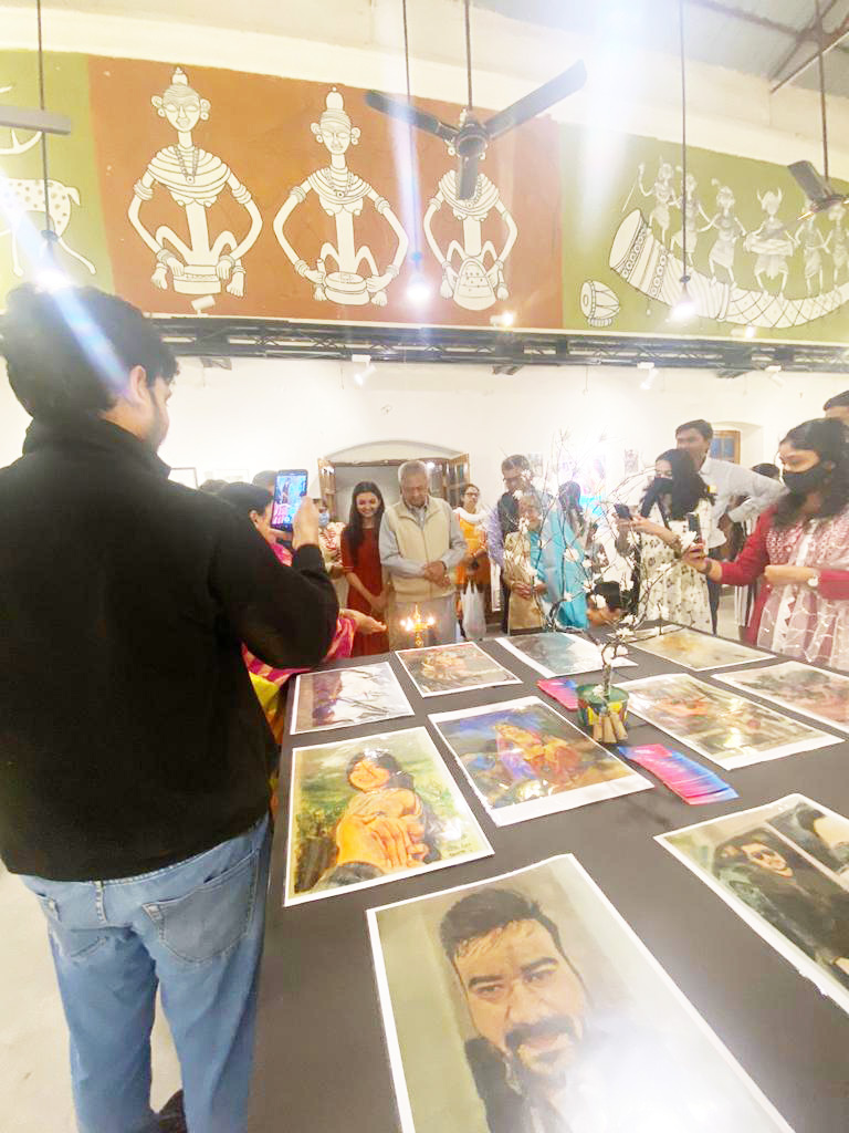 बस्तर आर्ट गैलरी में बिखरी कला की बहुरंगी छटा