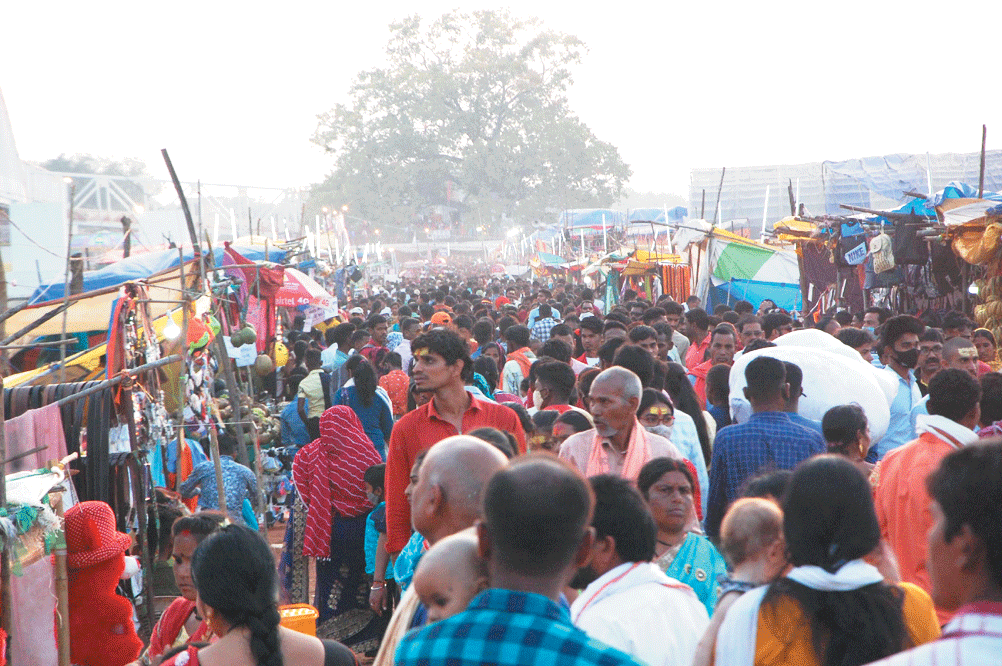 रविवार को राजिम मेला में उमड़ी भीड़ रविवार को राजिम मेला में उमड़ी भीड़