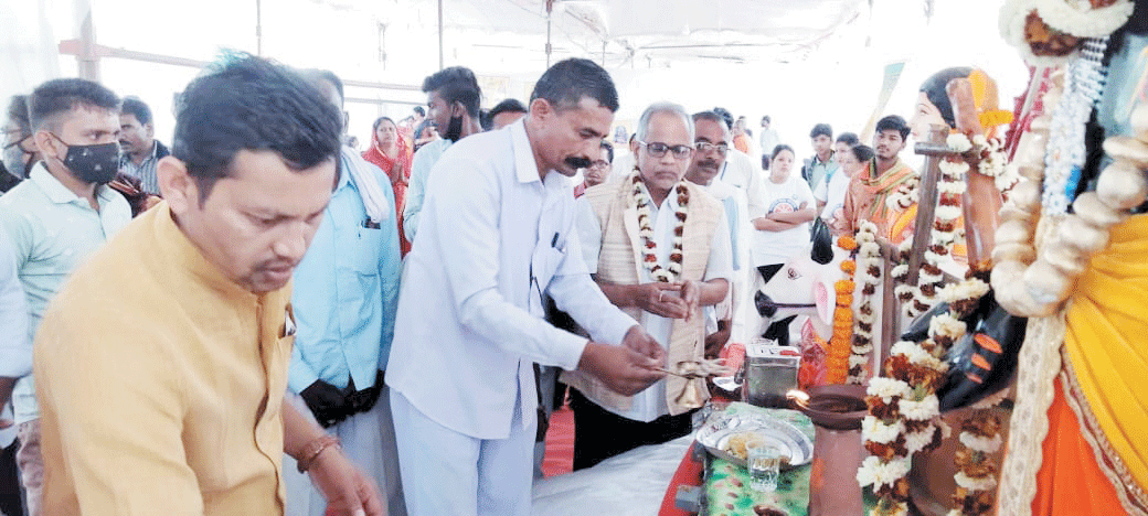 राजिम भक्तिन मंदिर समिति के नि:शुल्क भोग भंडारा में श्रद्धालुओं की भीड़ उमड़ी राजिम भक्तिन मंदिर समिति के नि:शुल्क भोग भंडारा में श्रद्धालुओं की भीड़ उमड़ी