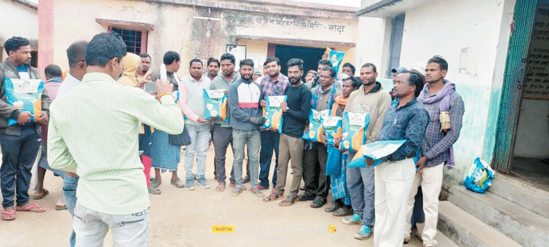 किसानों को बांटे मक्का किट किसानों को बांटे मक्का किट